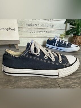 Converse Kids Classic Chucks Low Top Lace Up Canvas Sneakers in Navy & White 13